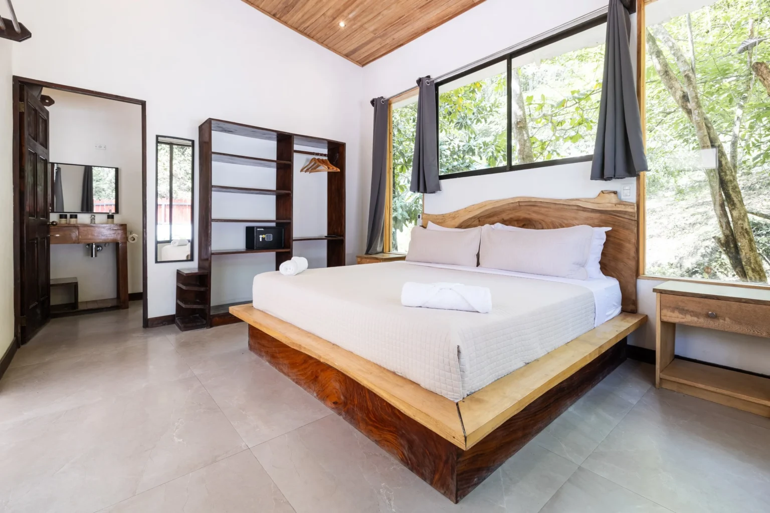 7BR Oasis: Vacation Home in Santa Teresa, Near to the Beach image 3